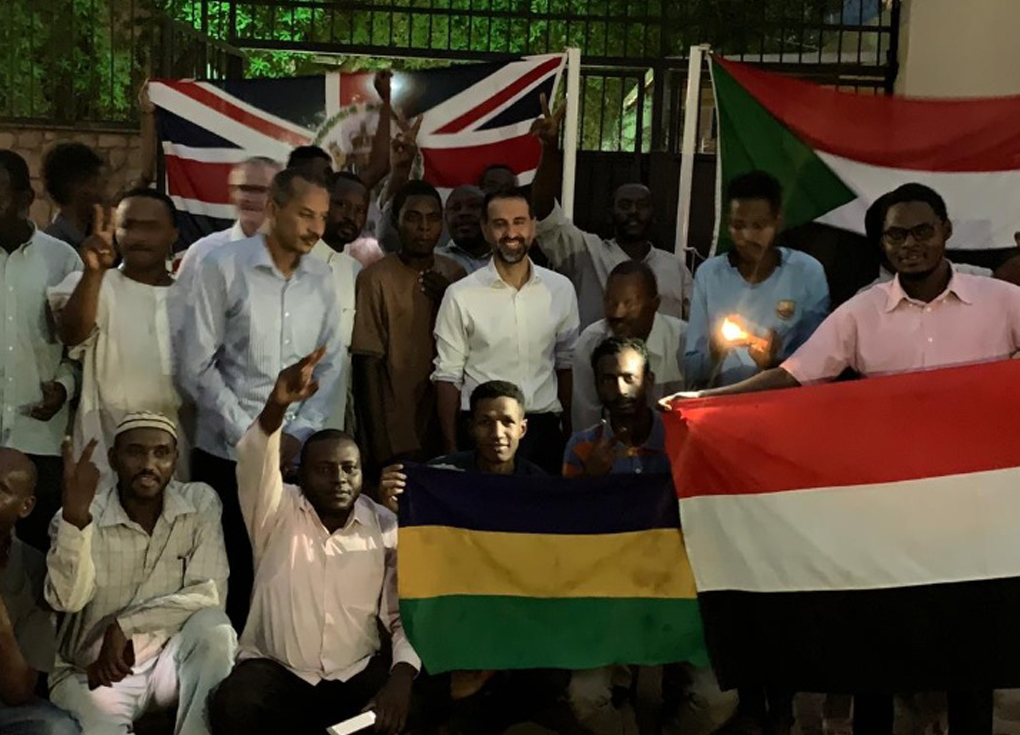 سفير بريطانيا يصلي إماما بالمصلين في السودان - شاهد