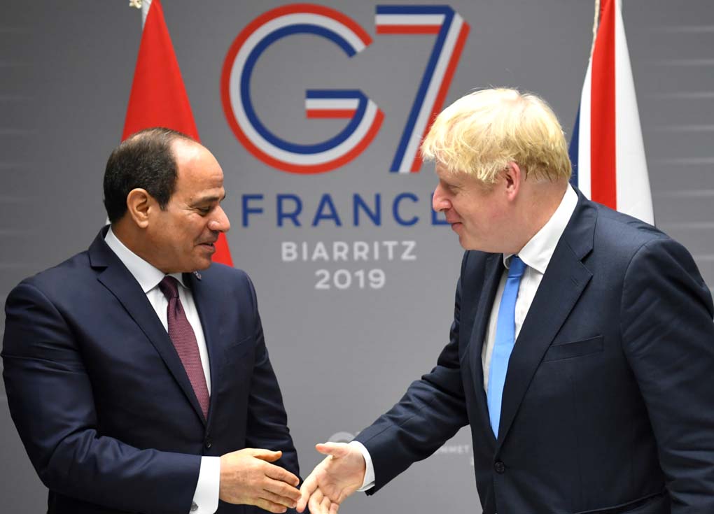 السيسي يُصافح جونسون في فرنسا
