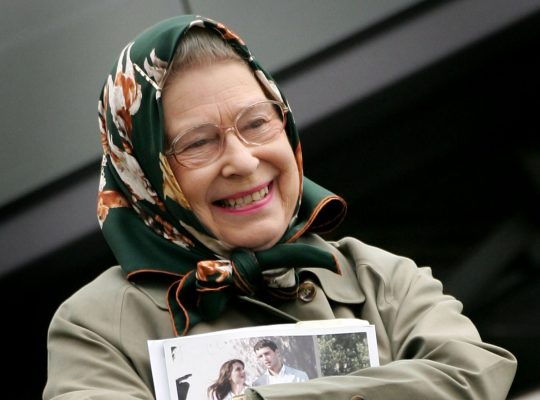 التقوها في حديقة اسكتلدنية..سياح أمريكيون يتحدثون للملكة ويفشلون في معرفة هويتها