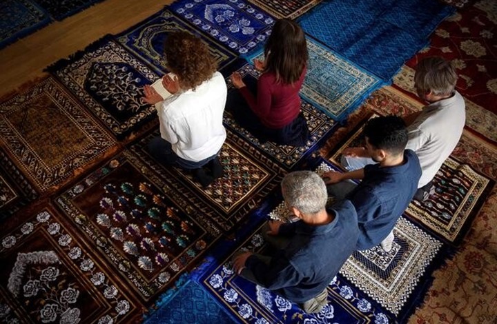 إسلام فرنسي  حداثي... امرأتان غير محجبتين تؤمان رجالا.. شاهد!!