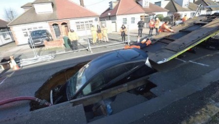 إعصار كيارا المروع يدمر الطرقات!