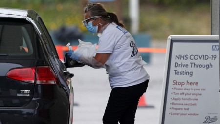 إنجلترا تبدأ العمل بنظام اختبار وتتبع للحد من تفشي كورونا