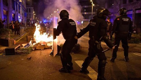 كوفيد-19 .. احتجاجات عنيفة بشمال إيطاليا ضد القيود الحكومية