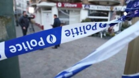 الشرطة البريطانية تتفاوض مع رجل يحمل طفلا في محل قهوة في نوتنغهام