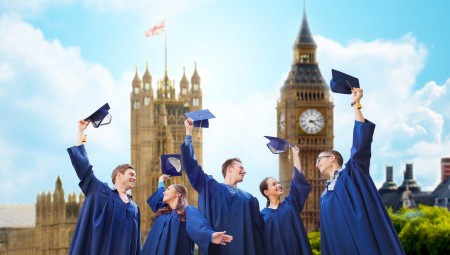 الجامعات البريطانية تقدم حوافز مالية مقابل تأجيل الدراسة
