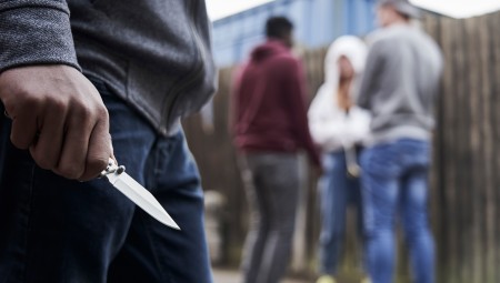 الشرطة تلقي القبض على مراهقين بعد إصابة صبي بعيار ناري