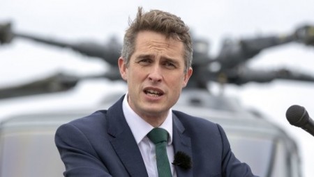 وزير التعليم ينظر في تمديد ساعات اليوم المدرسي واختصار أيام الإجازات