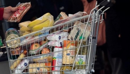 بريطانيا.. السلطات تطلب من المواطنين التفكير في الغير عند التسوق