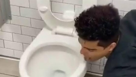 شاب يتحدى كورونا بلعق كرسي المرحاض