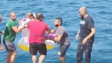السلطات اليونانية تنقذ طفلة جرفتها الأمواج لعرض البحر