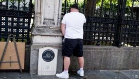 لندن.. اعتقال شخص تبول على نصب تكريمي لرجل شرطة