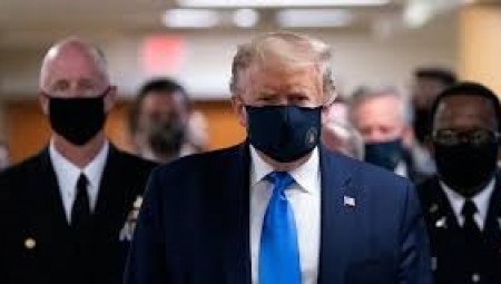 عاجل .. ترامب يدافع عن وضع الكمامة ويعتبره عملا وطنيا