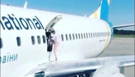 في حادثة طريفة .. امرأة تمشى على جناح طائرة
