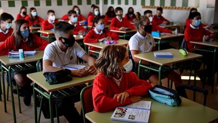 بريطانيا.. تفشي كورونا في عشرات المدارس بعد أسبوع من بدء الدراسة