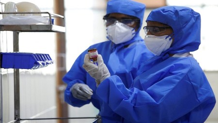 باحثون أوروبيون يشيدون بدواء بريطاني يقلل الوفيات المرتبطة بكوفيد-١٩ بنسبة 71%