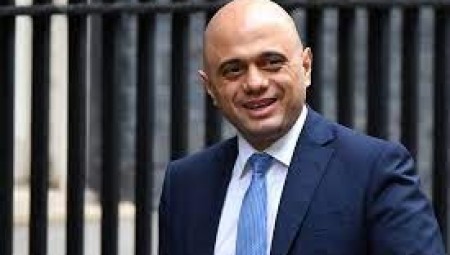 وزير الصحة البريطاني يدعو إلى التعايش مع كورونا عبر التلقيح