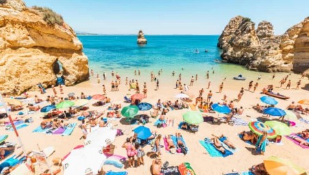 الحكومة البريطانية تكشف عن دول القائمتين الخضراء والحمراء