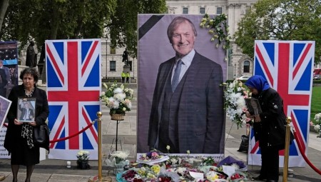 المتهم بقتل نائب بريطاني طعنا بسكين يدفع ببراءته