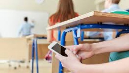 بعد انتشار شهادات حول تعرض بعض الطلاب للتحرش في المدارس.. سياسة جديدة تمنع استخدام الهاتف النقال أثناء الدوام المدرسي