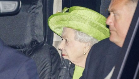 الملكة اليزابيث تحضر حفل عمادة عائلي بعد مخاوف على صحتها