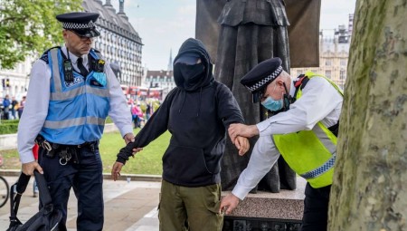 الشرطة البريطانية تعتقل 30 ناشطا عطلوا المرور عبر أحد جسور لندن