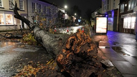 عاصفة قوية تجتاح شمال المملكة المتحدة وتودي بحياة شخص