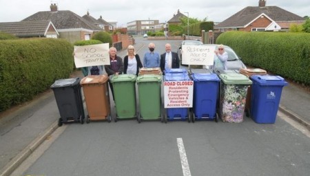 سكان هالتون بليس في كليثوربس يغلقون طريقا عاما احتجاجا على تكدس السيارات أمام منازلهم