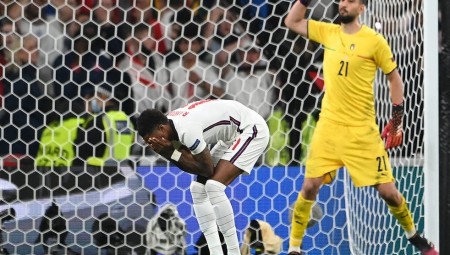 سهام العنصرية تطال لاعبين في المنتخب الإنجليزي والحكومة متهمة بالنفاق