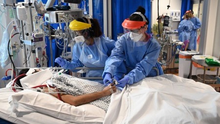 علماء بريطانيا: أعداد الحالات والوفيات ستفوق موجة يناير.. وستشهد البلاد 200 وفاة في اليوم