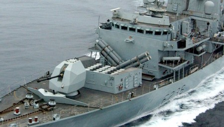 كوفيد-19 يتفشى بين طاقم سفينة تابعة للبحرية الملكية وسط المحيط الهندي