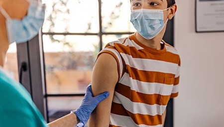 الحكومة تعتزم إلغاء الحملة المزمعة لتطعيم الأطفال والمراهقين