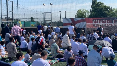 الجالية المسلمة في بريطانيا تقيم صلاة عيد الأضحى المبارك