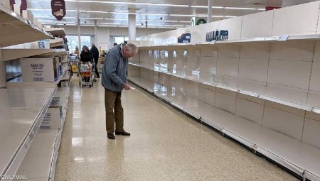 ذعر يصيب البريطانيين من نقص الغذاء بعد مشاهد أرفف المتاجر الخالية