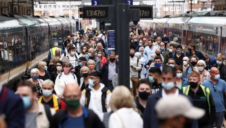 95 %من البالغين في بريطانيا ما زالوا يرتدون الكمامات حتى بعد يوم الحرية