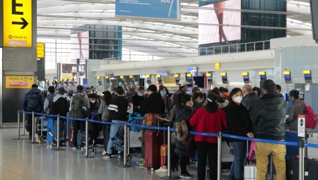 مطار هيثرو: طوابير طويلة بسبب تفشي كوفيد-19 بين موظفي الحدود