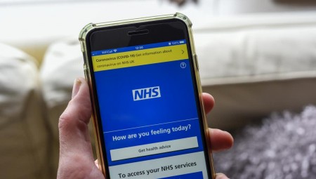 بريطانيا تلغي بعض الإرشادات الصارمة في تطبيقها الصحي لكورونا