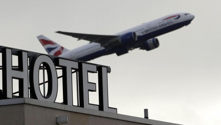 الحكومة البريطانية تضاعف تكاليف الحجر الفندقي للعائدين من الدول الحمراء