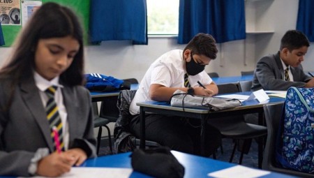 مدارس بريطانية تتجاهل إرشادات الصحة.. وستعزل التلاميذ المخالطين لفترة أطول