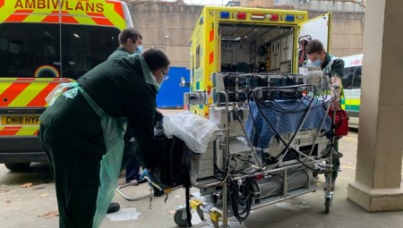 مستشفيات ويلز تتحول للدرجة الحمراء.. والعناية المركزة مكدسة بمرضى كورونا