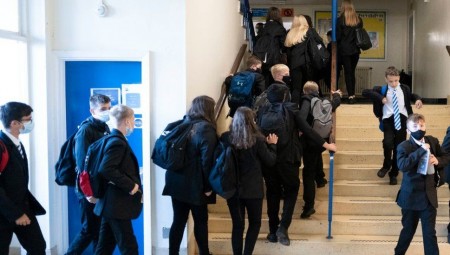 بريطانيا.. ويلز تشهد ارتفاعاً حاداً في  حالات كورونا للفئة العمرية بين  16- 25 سنة 