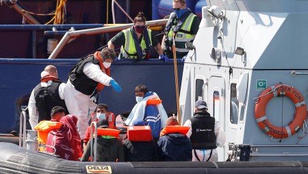 فرنسا تنقذ 100 مهاجر واجهوا صعوبات في طريقهم إلى المملكة المتحدة