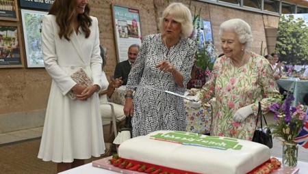 الملكة إليزابيث تكرم في عيدها علماء واجهوا الجائحة