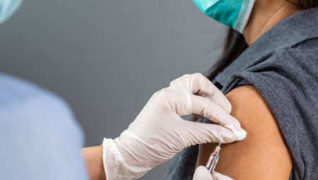 بريطانيا.. قد يحتاج المسافرون لثلاث جرعات من لقاحات كورونا  للسفر العام المقبل