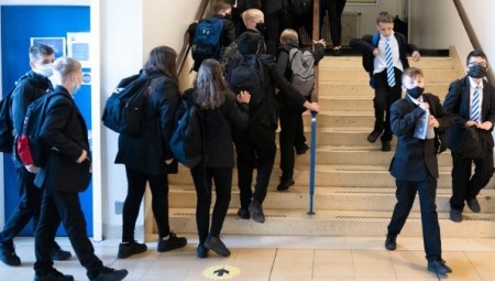 بريطانيا.. يواجه أكثر من مليون طفل في المدارس قيودًا أكثر صرامة بشأن كورونا