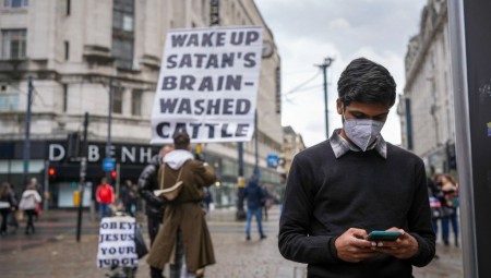 بريطانيا.. حزب العمال يدعو لفرض قيود الخطة B بما في ذلك الكمامات والعمل من المنزل