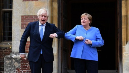 جونسون وميركل يتفقان على توسيع العلاقات الثنائية