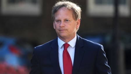 بريطانيا .. وزير النقل يتهم قطاع الشحن البري بالتسبب في التهافت على شراء البنزين