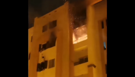 مصر: شاب يخاطر بحياته لإنقاذ رضيع من حريق في مبنى سكني