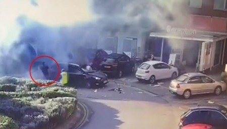 انفجار ليفيربول.. سائق التاكسي شعر بالانتحاري فقفز من السيارة وأقفل عليه