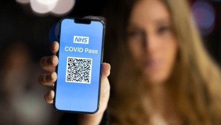 بريطانيا تضيف الجرعات المعززة من اللقاحات إلى جواز سفر كورونا